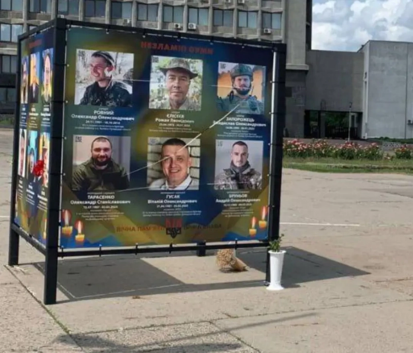 В центре Сум на баннерах с украинскими военными вырезали букву «Z»